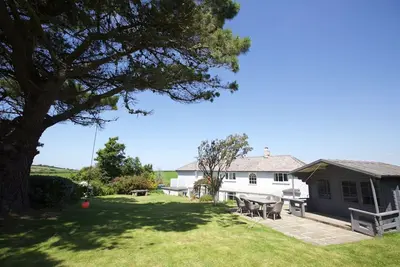 Image de Little Penrose Cottage is a spacious and characterful home set in mature gardens