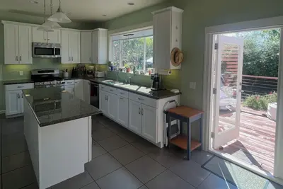 Image de Sunny Oasis: Spacious 2-bedroom house w/ beautiful backyard on a peaceful block