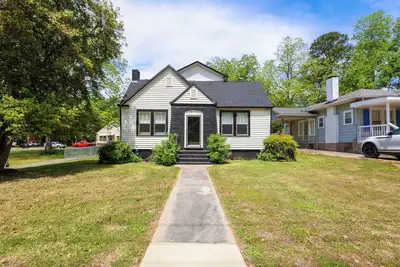 Image de Cozy Cottage - Newly Renovated - Minutes to Downtown - Fireplace - Sleeps 8