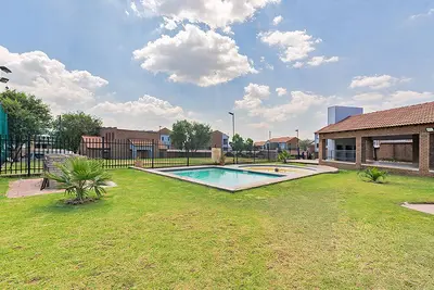Image de Cozy Midrand Stay with Pool, Wi-Fi, Secure Parking&Self Checkin.