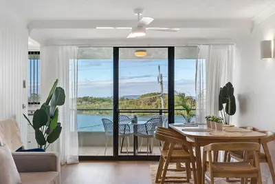 Image de Hamptons on Wharf - Beautifully appointed apartment in the centre of Forster with stunning lake view