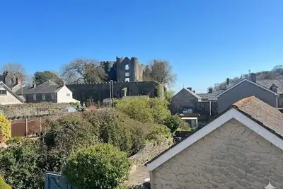 Image de Wogan Mews - A newly renovated riverside cottage with castle views