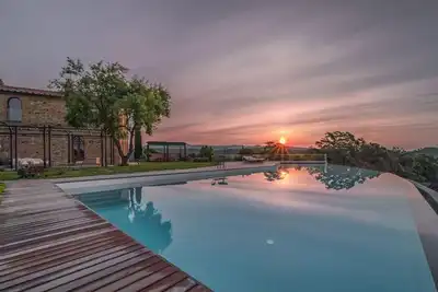 Image de Villa de luxe au design contemporain avec piscine à débordement, vignoble et forêt privés