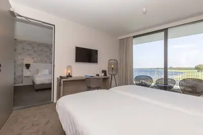 Image de Serene Lakeview Room with Onsite Dining Near Iguana Reptile Zoo