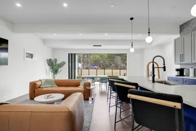 Image de Modern Luxury Oasis, Indoor-Outdoor Living, Smart Home, In-Town Living