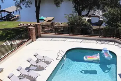 Image de Luxury Lakefront 6br - Sleeps 20, Pool, Hottub, Gym, Sauna, Golf Sim, 15min Dt