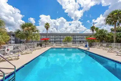 Image de 2 Queen | Howard Johnson | Room for Whole Crew! | Near Disney w/ Free Shuttle