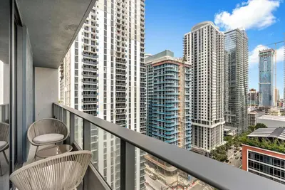 Image de Heart of Downtown Condo Walk to Bayside