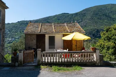 Image de Appartement « Maisonnette Chez Aurèle » avec vue sur la montagne