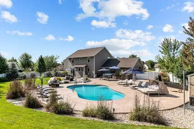 Image de Sunny Days Await | Seasonal Pool & Hot Tub Retreat