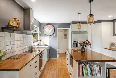 Image de Stylish Cottage Near Hospital Precinct!