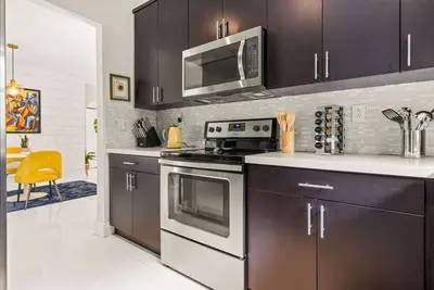 Image de Your Miami Oasis! Bright, Spacious Home in Prime Location with a Great Backyard.