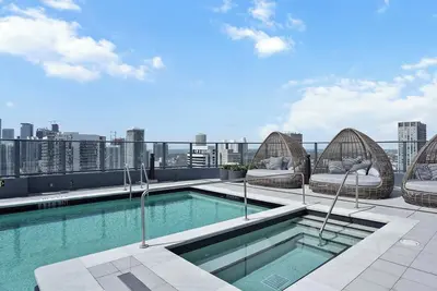 Image de High-Rise Balcony with Skyline Views & Pool