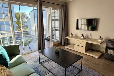 Image de A cosy retreat, a walk away from Big bay with Table mountain in the horizon