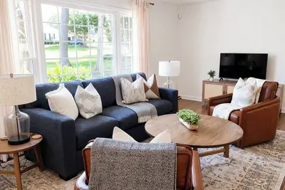 Image de Spacious SouthPark Area Retreat • 2 Living Rooms + Office + Glass-Enclosed Porch
