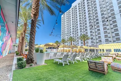 Image de Séjour avec vue sur la piscine Lit Queen Las Vegas