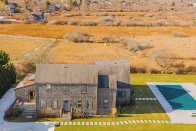 Image de 6+ Br Nantucket Home, Sleeps 16, Pool, Top of Main Street, Walk to Town, Private