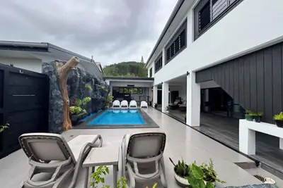 Image de Runway Retreat by the Mountains