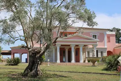 Image de Villa 10 Personnes Avec Grande Piscine Pres Du Rocher Et Du Lac