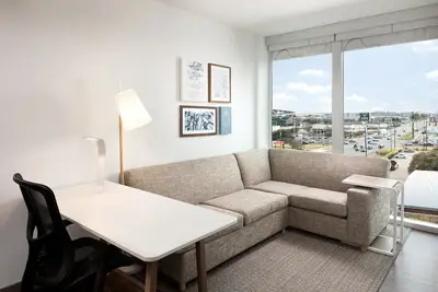 Image de Domain Adjacent 1br Suite: Pool/Gym/Free Breakfast