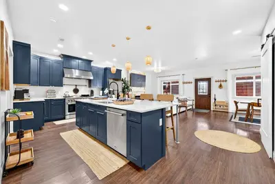 Image de Luxury, Pet-friendly, Chef's Kitchen, Hot Tub, Spacious, and built in 2024