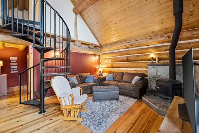 Image de Cozy log cabin with loft, deck & rustic charm!