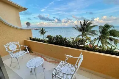 Image de Beachfront Apartment in w/ Balcony, Wifi, Gym