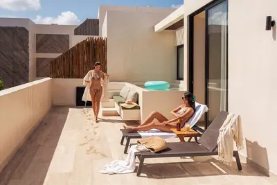 Image de Sleek Penthouse Escape with Rooftop Pool