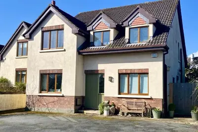 Image de 4 Bed House - Sleeps 8 - Pets - Parking - Wifi