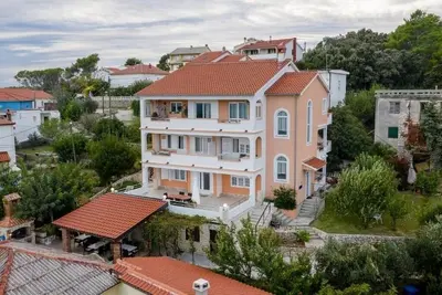 Image de Appartement d'une chambre avec le balcon et la vue sur le mer Palit, Rab (A-25309-b)