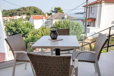 Image de Appartement de deux chambres avec la terrasse et la vue sur le mer Palit, Rab (A-25309-c)