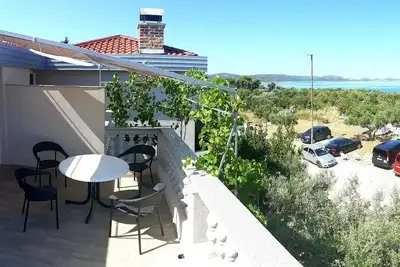 Image de Appartement de quatre chambres avec la terrasse et la vue sur le mer Pirovac, Sibenik (A-25497-a)