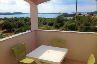 Image de Appartement d'une chambre avec la terrasse et la vue sur le mer Pirovac, Sibenik (A-25497-b)