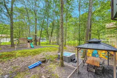 Image de Hot Tub, Jungle Gym, Fire Pit - Private Cabin Gem!
