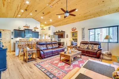 Escape to Alpine! Outstanding Cabin w/ Deck & Yard