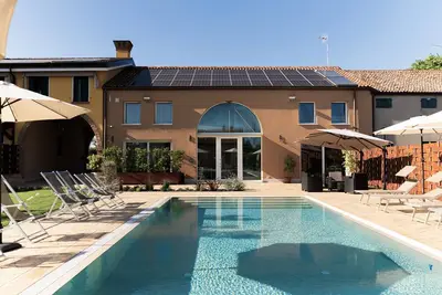 Image de Elégante maison avec piscine et splendide jardin entouré de verdure