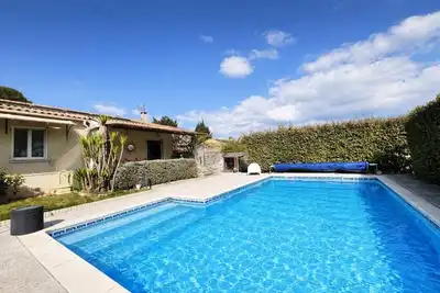 Image de Maison en provence avec piscine, jacuzzi, jardin de plain pied