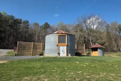 Image de Unique farm stay in a lofted 1 bedroom completely furnished silo.