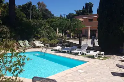 Image de villa calme avec piscine-jardin, proche mer et commerce, animations estivales