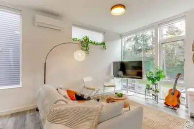 Image de Perch - Modern Queen Anne Retreat with Rooftop & Guitar