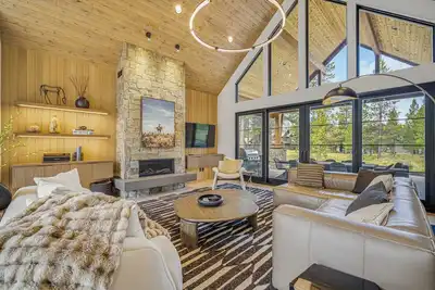 Image de Modern Mountain Luxury with Access to Exclusive Golf