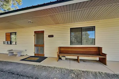 Cedar Lodge Cabin: Pet-Friendly + Stunning Views