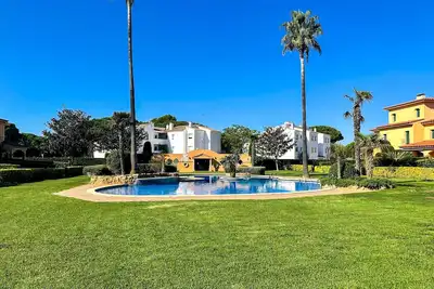 Image de Appartement avec vue sur la mer, jardin et piscine partagés