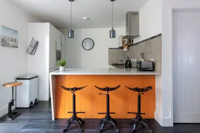 Image de A contemporary cottage in the heart of Hastings Old Town with parking space,