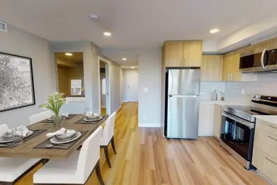 Image de Pet Friendly - 408 E Columbia – 2 Bedroom with Balcony