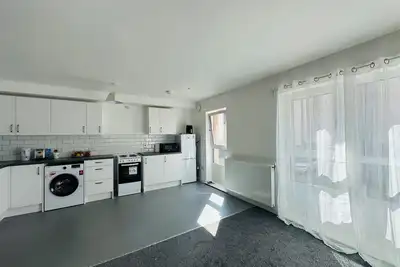 Image de Fringe 2br flat with living kitchen washer laundry car park, center bus airport