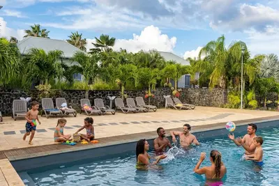 Image de Gîte de charme : piscine et jacuzzi, baignoire extérieure\nUne expérience unique