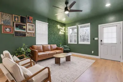 Image de Indy's Modern Muse: Top-rated home, Free Garage Parking and Ev charger!