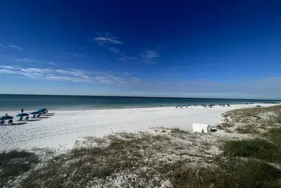 Image de Beachfront | Walk to Sand | Sleeps 10 | TipSea #1