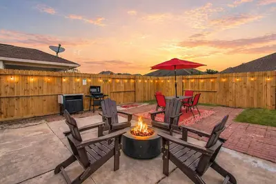 Image de 4br Game Room + Firepit Sleeps 9 | Near Eats